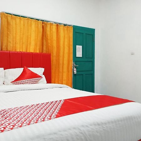 Oyo 2611 Hotel Krui Syariah Exterior foto
