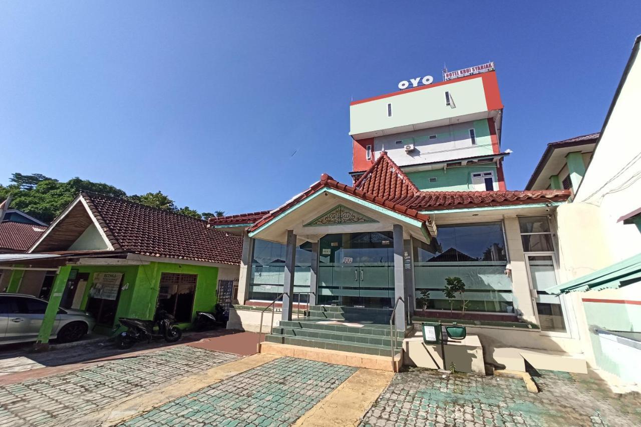 Oyo 2611 Hotel Krui Syariah Exterior foto